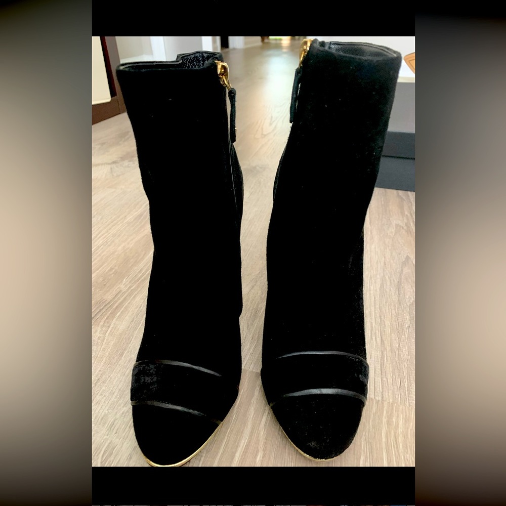 This boots is in very good condition and gently used.